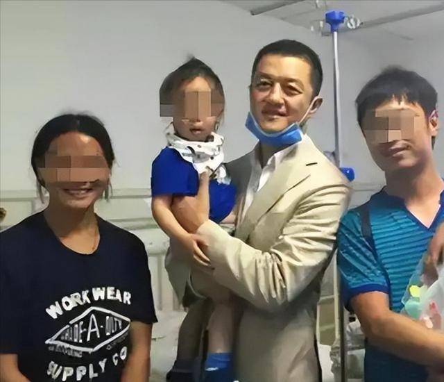 接受捐款仅2天官媒就对李亚鹏用了特殊称呼没给他留一丝体面